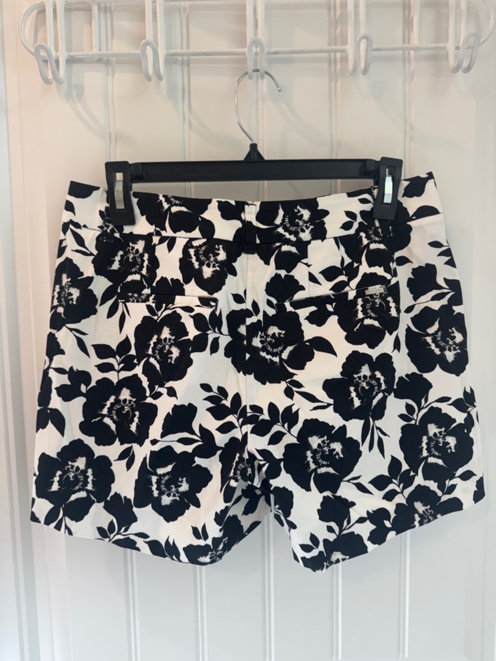 WHBM Mid Rise Floral Print Shorts 2 $68 NWOT Black White Ecru - Picture 7 of 14